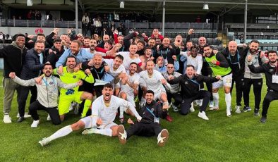 Manisa FK ligde kalmayı kutluyor