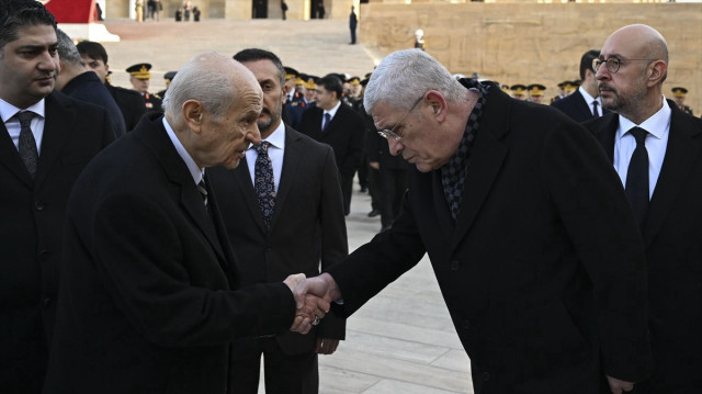 Bahçeli-Dervişoğlu tokalaşması Anıtkabir’deki törene damga vurdu