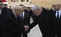 Bahçeli-Dervişoğlu tokalaşması Anıtkabir’deki törene damga vurdu