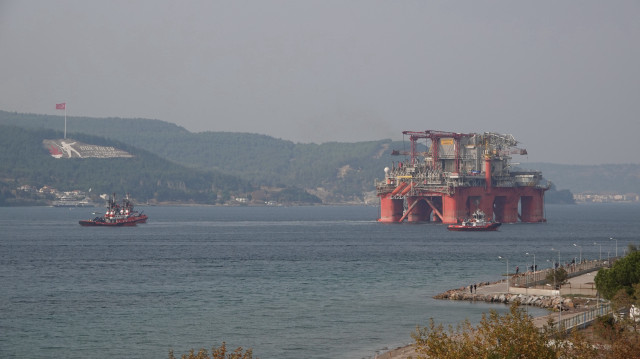 Dev petrol platformu Çanakkale Boğazı’nda: Tek yönlü gemi trafiğine kapatıldı