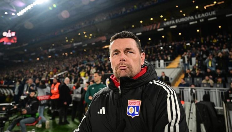Lyon'da teknik direktör Pierre Sage ile yollar ayrıldı