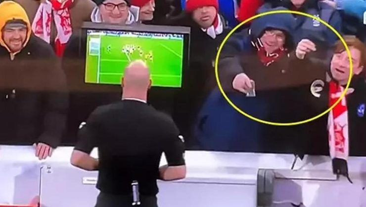 VAR'a gittiğine pişman oldu! Hakem Anthony Taylor'a kredi kartı ve cüzdan verdiler… Premier Lig'den olay görüntü