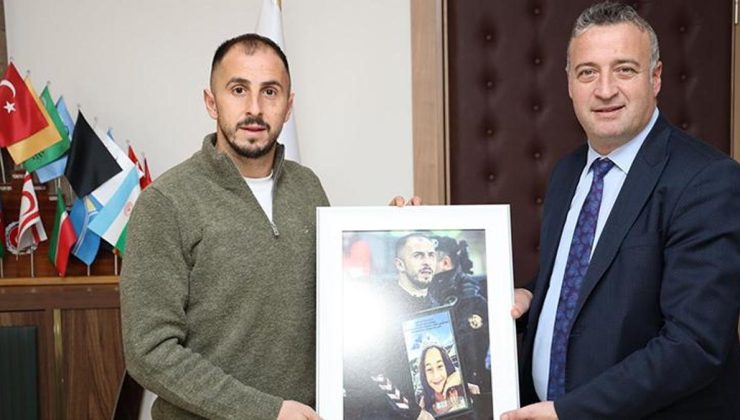 Samsunspor kaptanı Zeki Yavru'ya anlamlı hediye