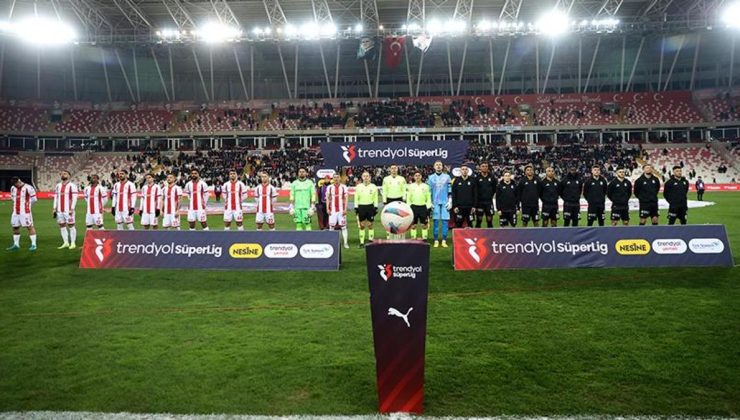 Sivasspor – Beşiktaş maçında endişelendiren gelişme! Kafa travması şüphesiyle hastaneye kaldırıldı