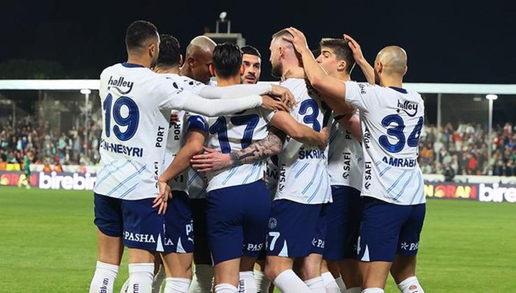 Fenerbahçe'den bu sezon bir ilk! 45 dakikada gol olup yağdı