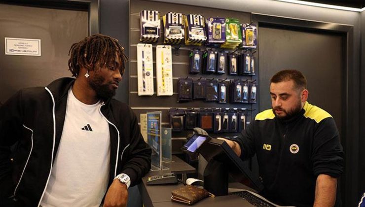 Allan Saint-Maximin'den Fenerbahçe taraftarına jest