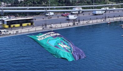 Kocaelispor’un bayrağı İstanbul Boğazı’na asıldı