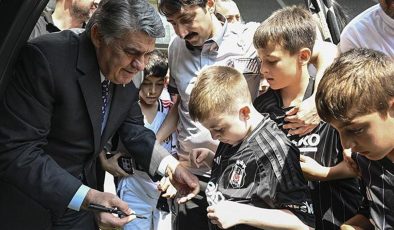 Serdal Adalı, Tüpraş Stadı’nda çocuklarla bir araya geldi