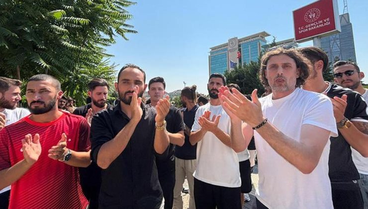 3. Lig futbolcularından bakanlık önünde açıklama