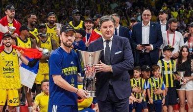 Fenerbahçe Beko imzayı açıkladı: Kaptan takımda kalıyor