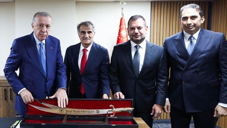 Cumhurbaşkanı Erdoğan Trabzonspor heyetiyle bir araya geldi, sürmene kılıcı hediye edildi